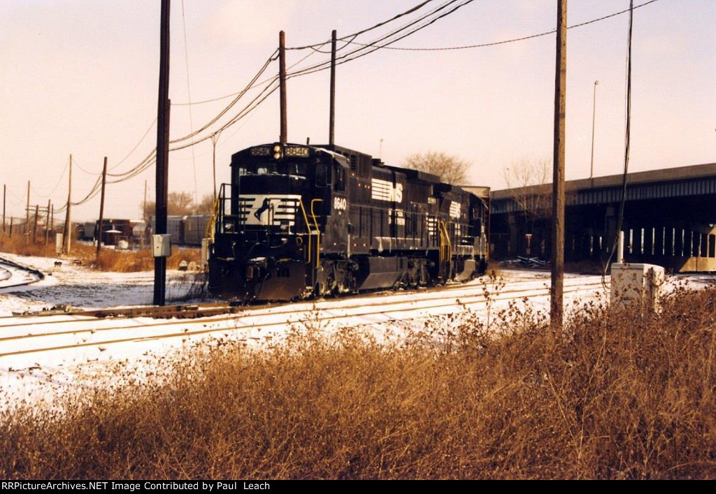 Westbound manifest comes around the curve